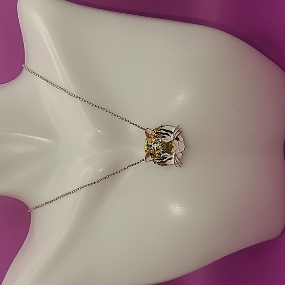 Silver tone necklace with a lion pendant on it. - Picture 1 of 8